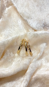 Schmale Trauringe mit zarter Welle - auch als Solo Schmuckring geeignet